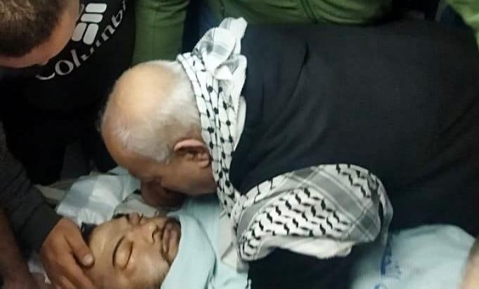 لحظة وداع والد الشهيد جميل الكيال له