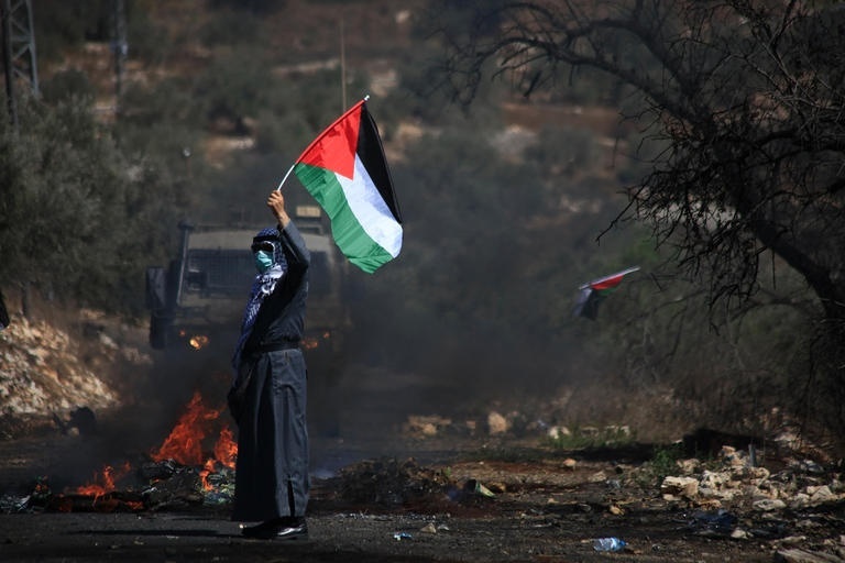 مسيرة للعلم الفلسطيني في الخليل ومواجهات