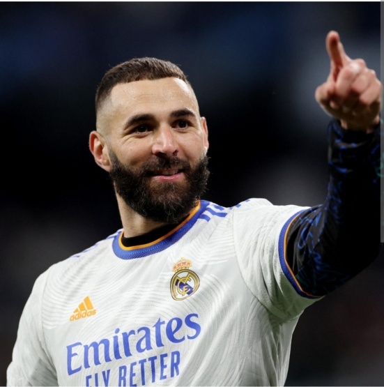 مهاجم ريال مدريد كريم بنزيما يتوج بجائزة الكرة الذهبية لأفضل لاعب في العالم