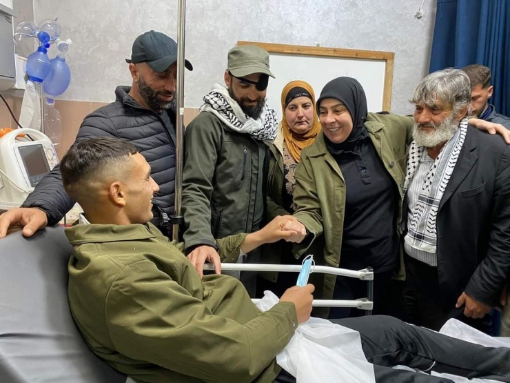 د. غنام تطمئن على الجريح نيشان الزبن