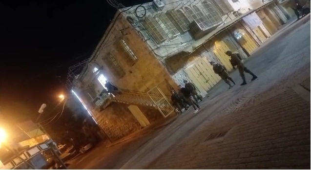 الاحتلال يطرد عائلة بالقوة من داخل مبنى لبلدية الخليل في البلدة القديمة