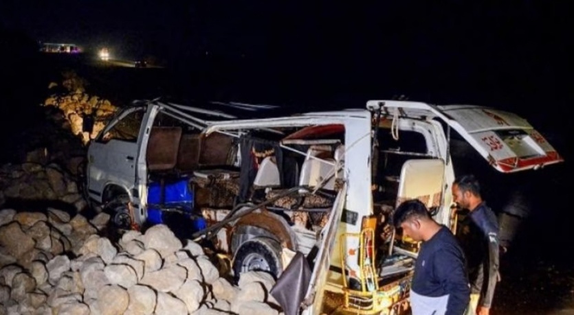 مصرع ٢٠ شخصا بينهم أطفال بحادث سير مروع جنوب الباكستان