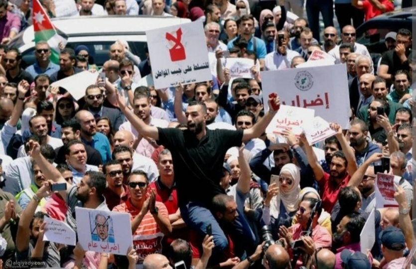 السلطات الأردنية تعتقل العشرات والملك يحذر من المساس بالأمن