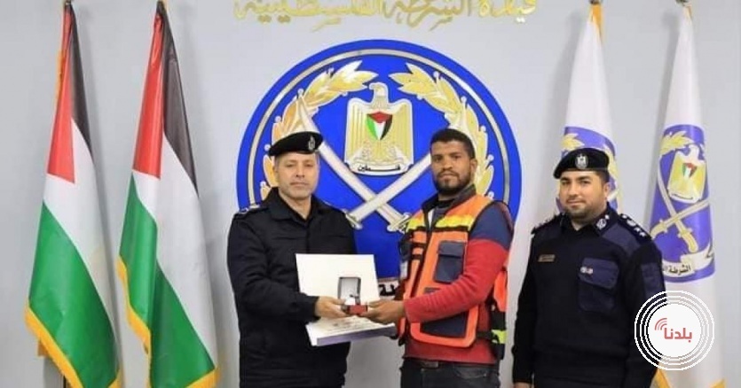 عامل نظافة في غزة يعثر على كمية كبيرة من الذهب ويعيدها لصاحبها