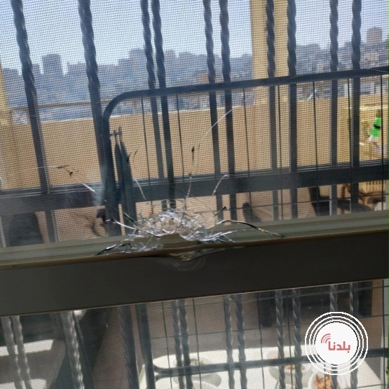 اصابة مستوطنة شمال القدس بعد تحطم زجاج منزلها بالرصاص