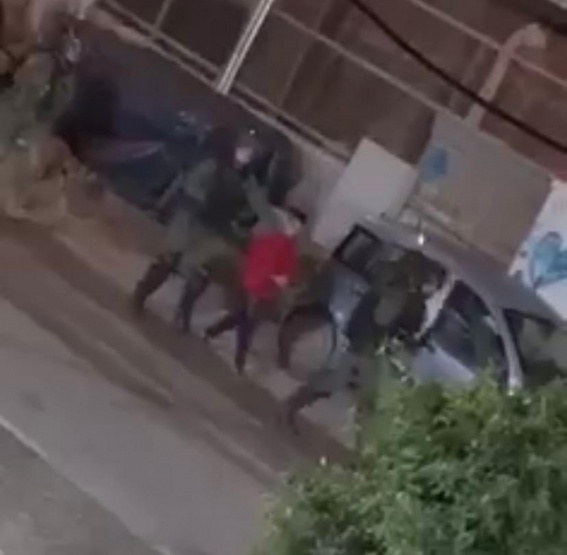 الاحتلال يعتقل 16 مواطنا في الضفة بينهم طفل