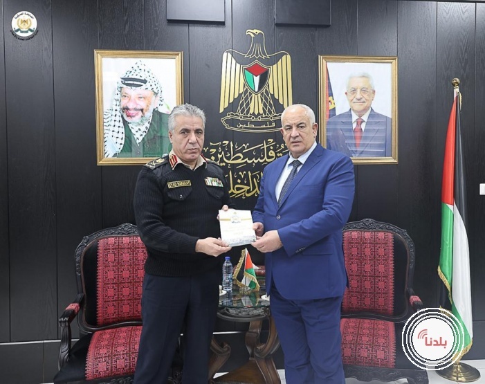  وزير الداخلية اللواء زياد هب الريح يتسلم التقرير السنوي لانجازات الضابطة الجمركية