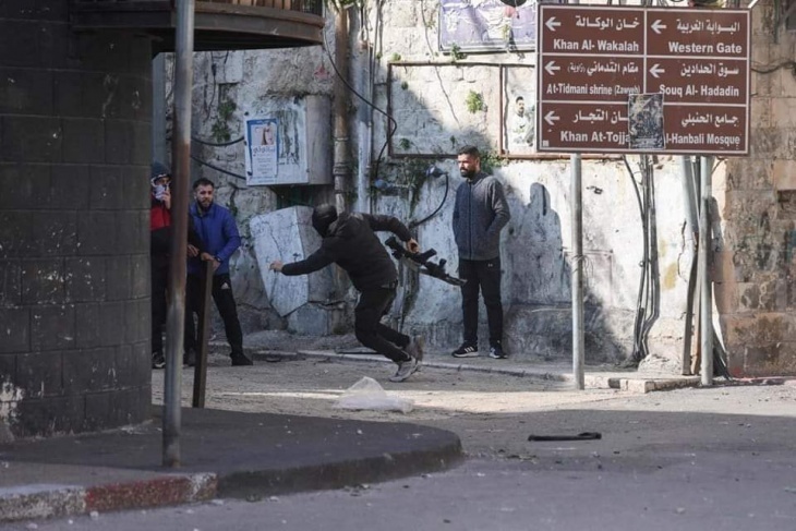 إصابة شاب بجروح خطيرة... الاحتلال يقتحم نابلس ويشن حملة اعتقالات