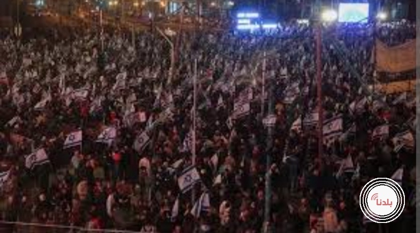 عشرات الآلاف يتظاهرون ويغلقون شارع "أيالون" ضد حكومة نتنياهو
