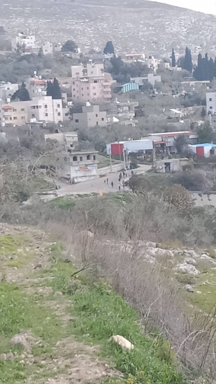 مستوطنون يهاجمون مدرستين ومنازل في برقة شمال غرب نابلس