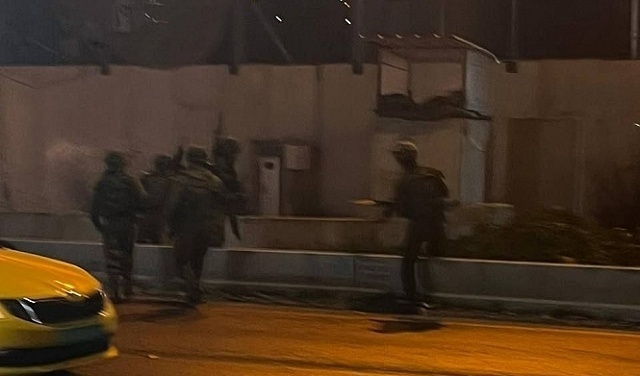 إصابة شابين برصاص الاحتلال بزعم إلقاء زجاجات حارقة غرب رام الله