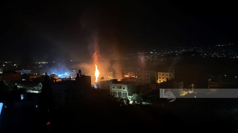 إصابة مستوطنة في عملية إطلاق نار واحتراق حافلة بزجاجة حارقة