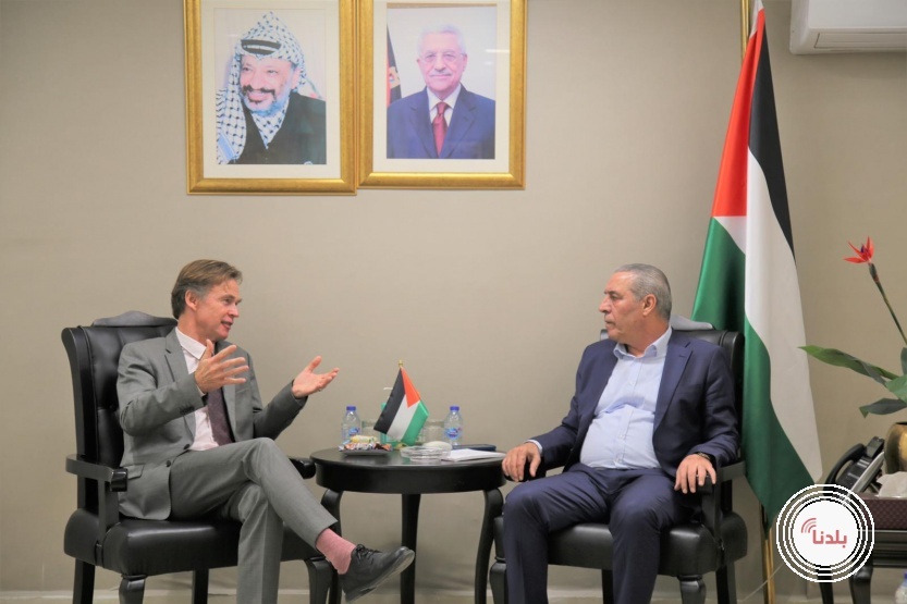 الشيخ يطلع المبعوث الأوروبي على اعتداءات الاحتلال ومستوطنيه