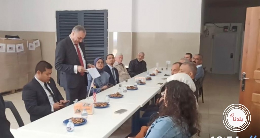 وفد ماليزي يقدم 600 طرد غذائي لقرى شمال غرب القدس