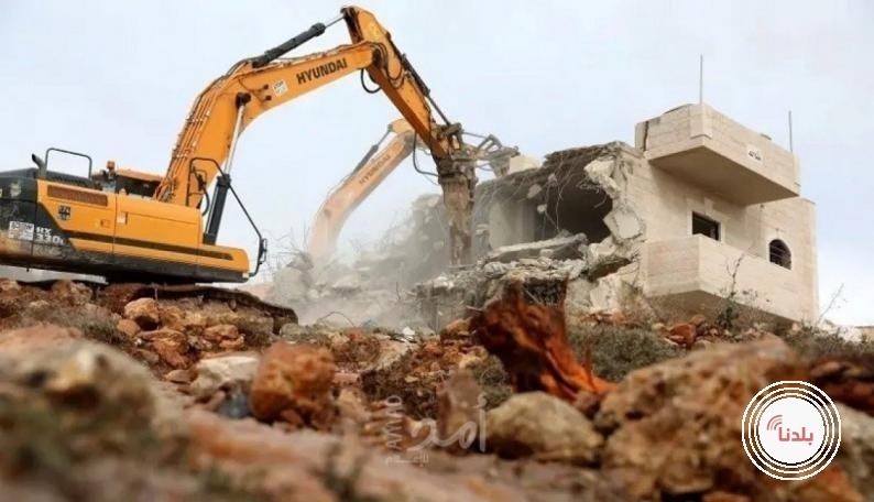 الاحتلال يهدم منزلا بين بلدتي بير نبالا وبيت حنينا شمال غرب القدس
