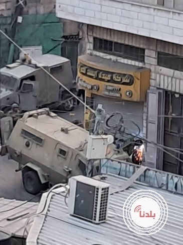 أغلقت قوات الاحتلال شركة صرافة في إذنا ويصادر محتوياتها 