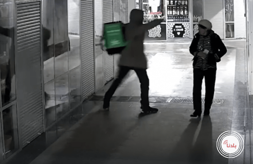 الشرطة الروسية تعتقل عامل توصيل وجه ركلة عنيفة ومفاجئة لمسنة داخل نفق