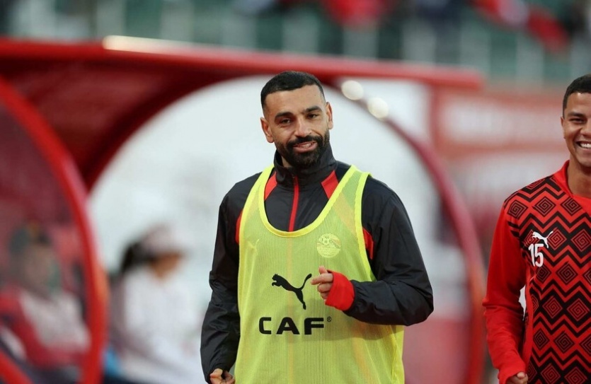 "سخرية وكرباج وصلاح سجينا".. صورة "مستفزة" تشعل الغضب في مصر قبل مواجهة بنين المرتقبة