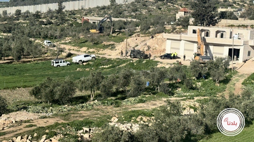 الخليل: الاحتلال يبدأ بهدم منزل في بلدة بيت عوا