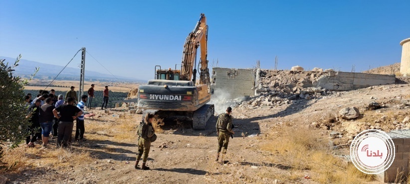 قوات الاحتلال تشرع بهدم منشآت في الأغوار الشمالية