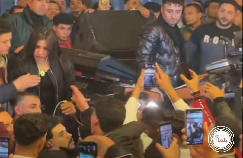 إيقاف مطربة مصرية عن العمل وتغريمها لألفاظ "إباحية" في الحفل