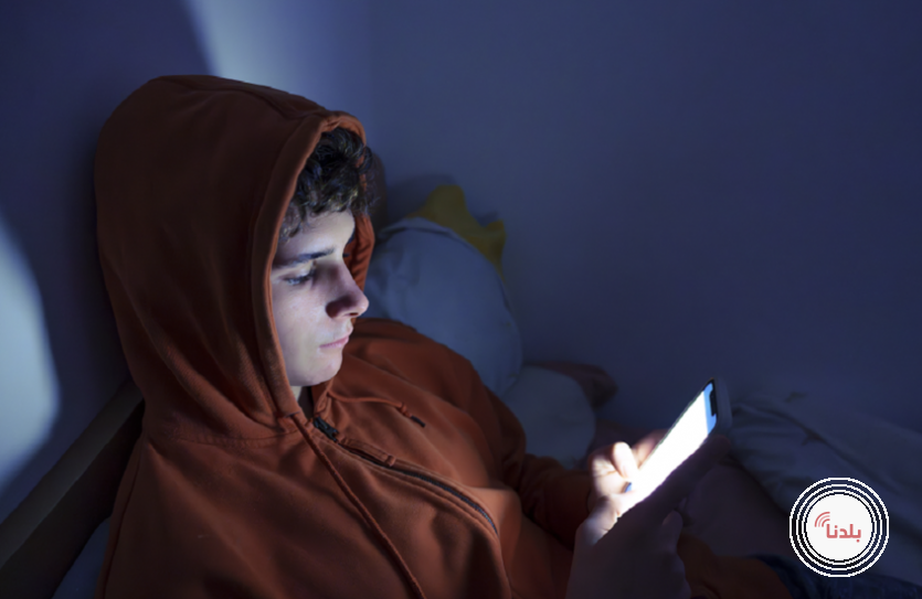 الهاتف وتأثيره الخفي على شيب الشعر وظهور التجاعيد