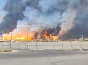 الكويت: هجوم إيراني بمسيرة يشعل حريقا في خزانات وقود المطار