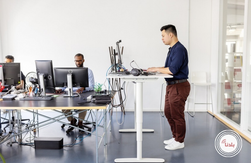 بين الجلوس والوقوف.. أيهما أخطر على صحتك؟