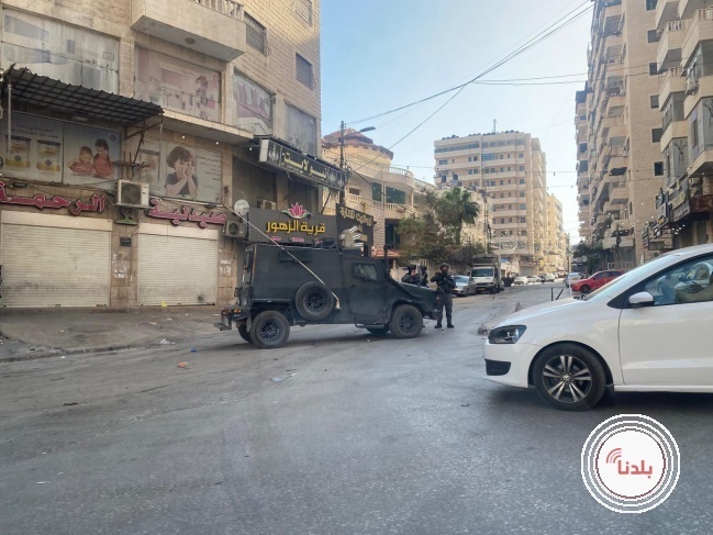 الاحتلال يعتقل والد أسير محرر ويحتجز نحو 30 مواطنا في مخيم قلنديا