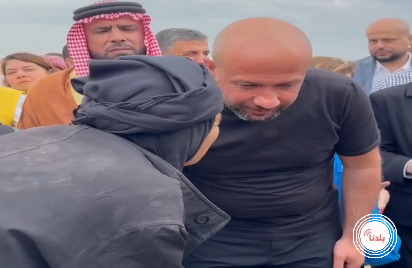 فيديو لوزير سوري يقبل يد سيدة مسنة يثير تفاعلا على مواقع التواصل