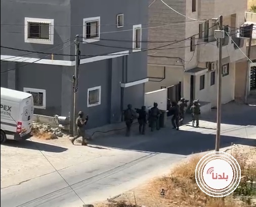 إصابة شاب برصاص قوة خاصة إسرائيلية واعتقاله بعد اقتحام الظاهرية