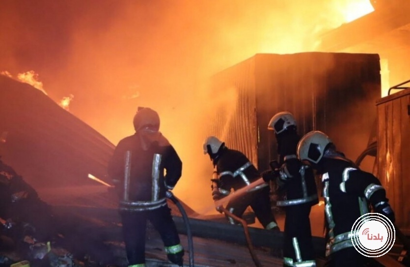 11 فرقة إطفاء تكافح حريقا ضخما في مستودع للزيوت والمواد الغذائية بحلب