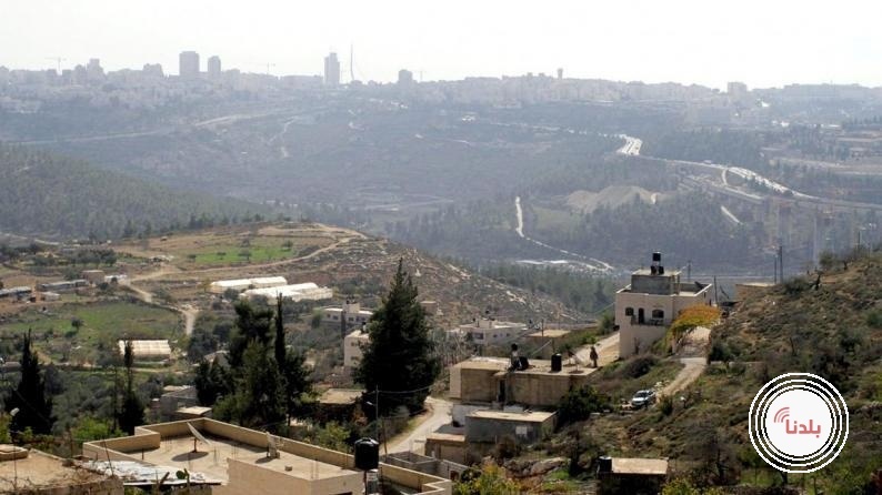 بيت إكسا.. قرية تُحاصَر من الخارج وتُفكَّك من الداخل عبر البؤر الاستيطانية