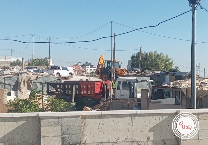 الاحتلال يهدم 5 بركسات سكنية وحظيرة أغنام في عناتا ويعتدي على المواطنين