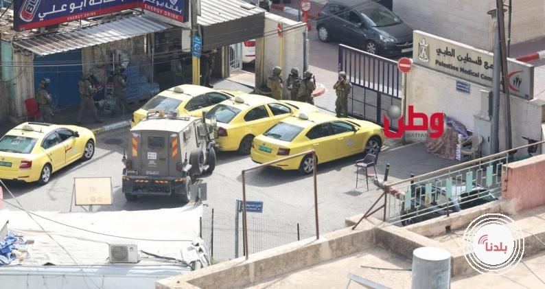 الاحتلال يقتحم مدينتي رام الله والبيرة .. يحاصر مجمع فلسطين الطبي وينشر قناصة في محيطه