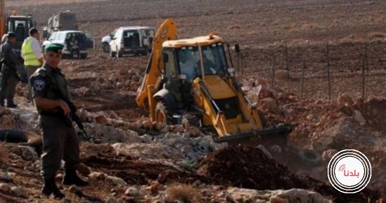 الاحتلال يشرع بتجريف أراضٍ زراعية في قرية طورة غرب جنين